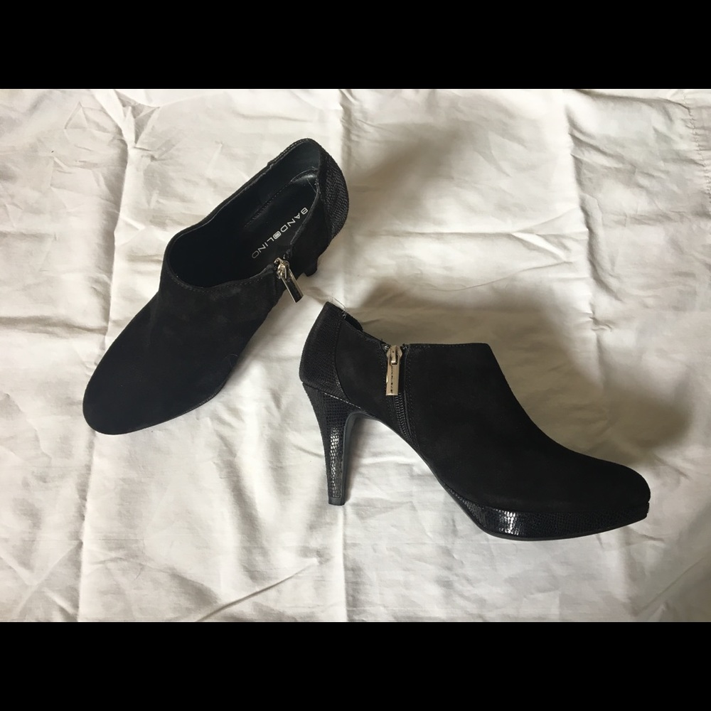 Bandolino Suede Platform heel ankle bootie w zip